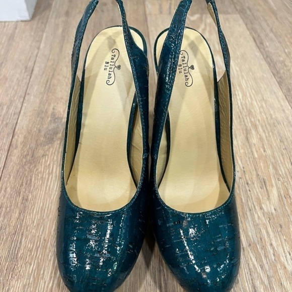 Tallulah Blu Sexy Teal Textured Round Toe Pumps - Picture 12 of 15